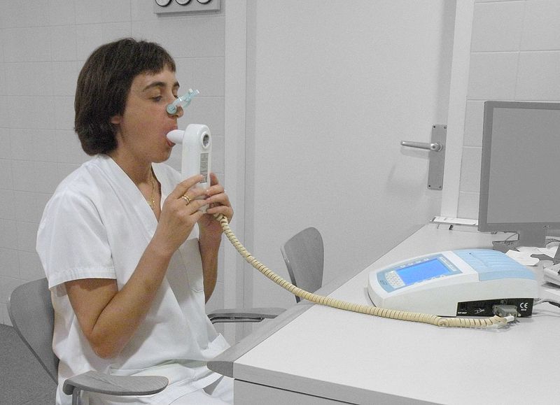 Image showing a simulated patient undergoing a spirometry test