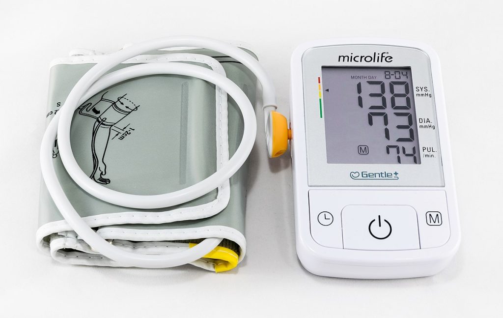 "2020_Sfigmomanometr_elektroniczny" by Jacek Halicki is licensed under CC BY-SA 4.0 Electronic or automated sphygmomanometer