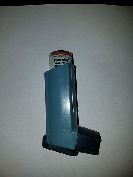 Ventolin® HFA (Albuterol Sulfate) Inhaler.jpg” by MisterNarwhal is licensed under CC BY SA 4.0 Metered dose inhaler with albuterol sulfate